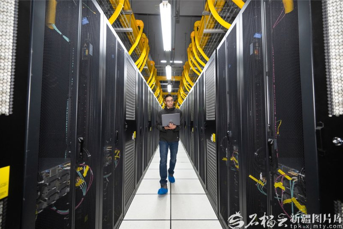位于昌吉市的新疆国际融合算力中心，工作人员在IDC机房巡检。何龙摄