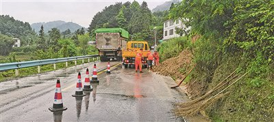 养护人员清理满防线（乌当区偏坡村新寨组）塌方道路。  贵阳公路管理局/供图
