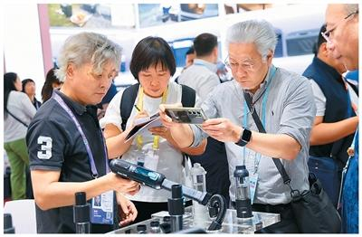 不久前，在广东省广州市，外商在第139届广交会上选购吸尘器。 新华社记者 卢汉欣摄