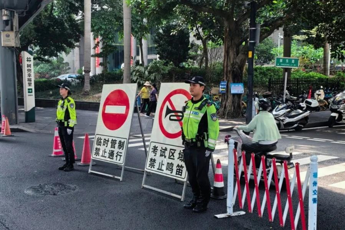交警提前到岗，设置禁鸣标识，多举措保障考点周边道路交通畅通有序。
