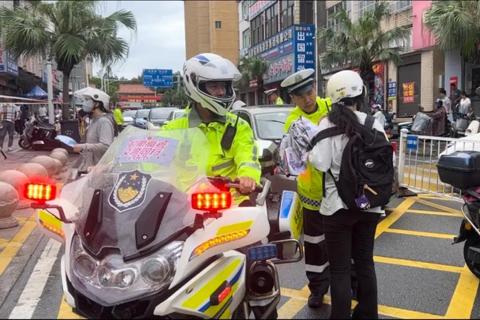 护送考生返回家中取物，再将考生安全送回考场。