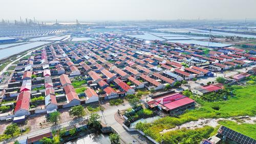     近日，沧州渤海新区黄骅市一处渔村航拍图。魏浩然摄