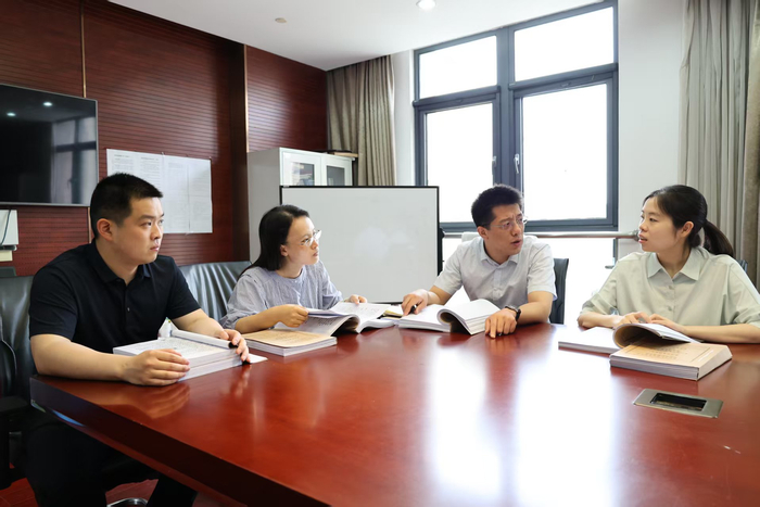 图为江苏省南京市纪委监委及南京市人民检察院相关工作人员围绕案情进行研讨。 黄邹文姣 摄