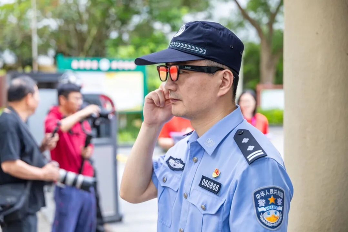 舟山，公安部门采用AI眼镜识别考生身份，快速办理临时身份证明