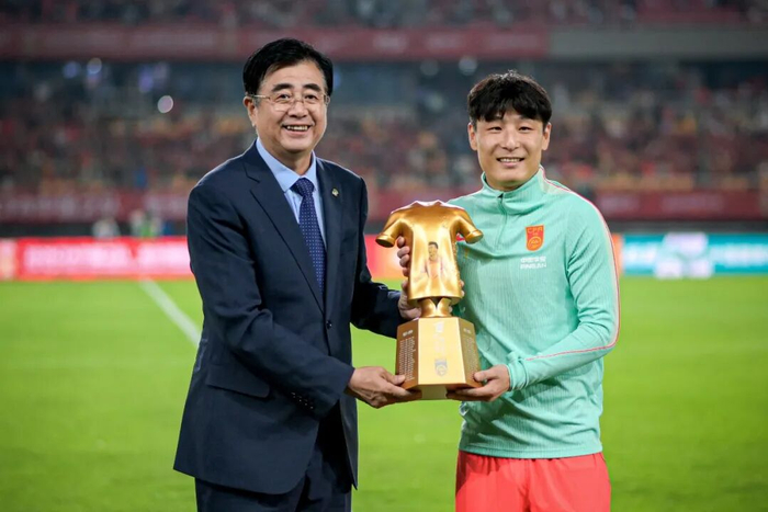 本场比赛开始前，中国足协在现场为武磊颁发百场纪念奖杯，并送上定制纪念球衣。