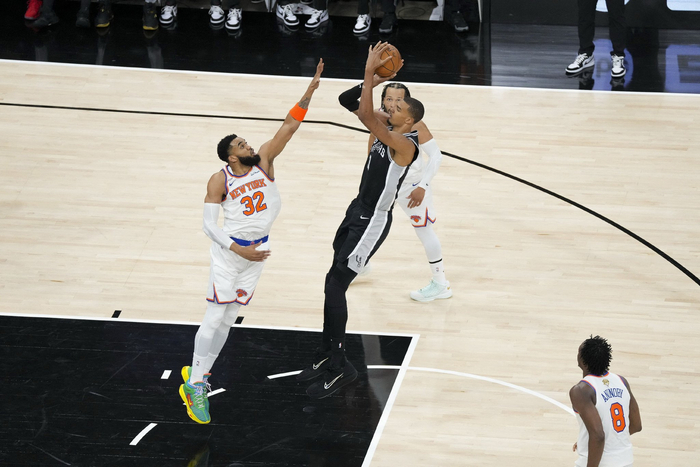 今年NBA总决赛到目前为止 哪名球员的表现最出色？