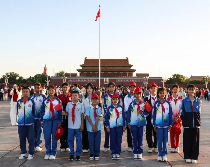 ▲近日，来自新疆阿克苏地区新和县的15名学生来到北京参加研学活动，感受首都的文化底蕴和大美风光。新华社记者 单宇琦 摄