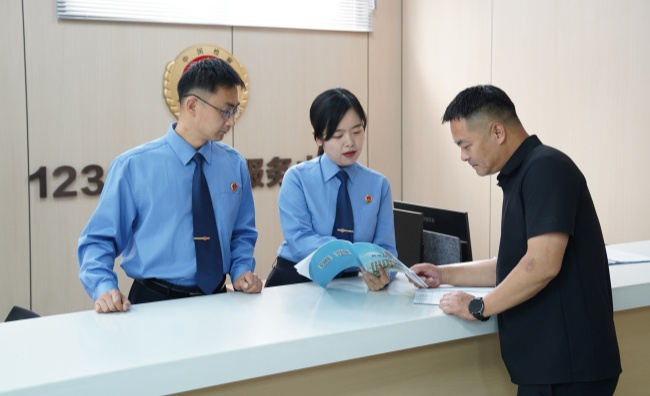 2026年5月，陕西省汉中市汉台区检察院控申干警在该区综治中心12309检察服务中心窗口接待来访人员。