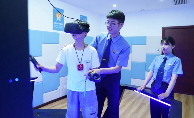 2025年6月，陕西省汉中市汉台区检察院未检检察官在未检一站式工作区的情绪宣泄室使用VR设备帮助被害人调节情绪。