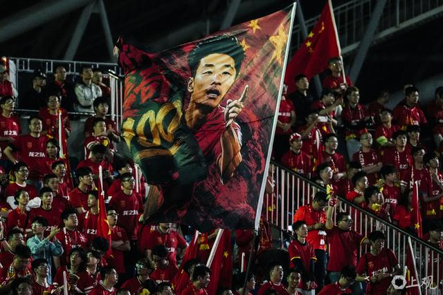 球迷挥舞助威旗帜 新民晚报 李铭珅 摄