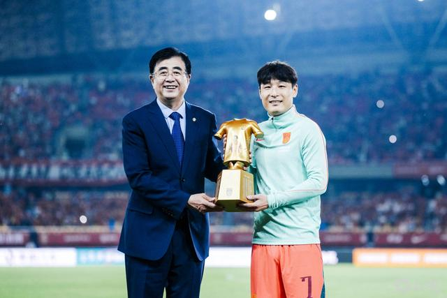 中国足协主席宋凯为武磊颁发纪念奖杯 新民晚报 李铭珅 摄