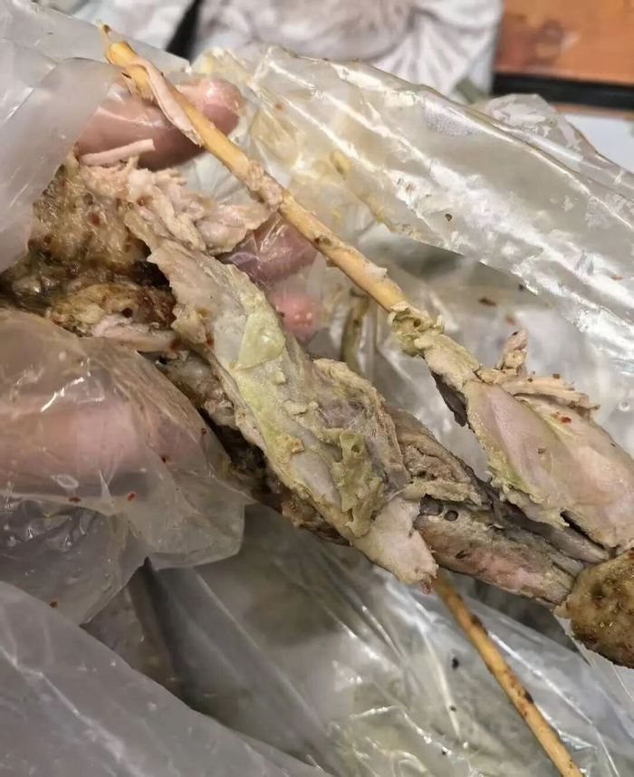 消费者买到的“发绿腿”。受访者供图