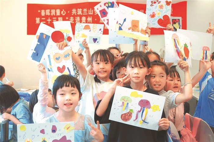 报名参加高寨村暑期公益课堂的孩子们展示自己的美术作品。顾尚飞 摄