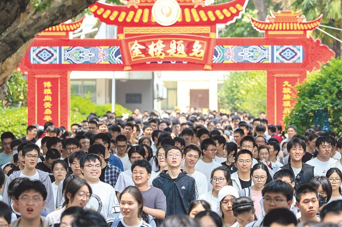 6月7日，在江苏省南京市第九中学考点，考生参加完首场科目考试后走出考场。 新华社发（苏阳 摄）