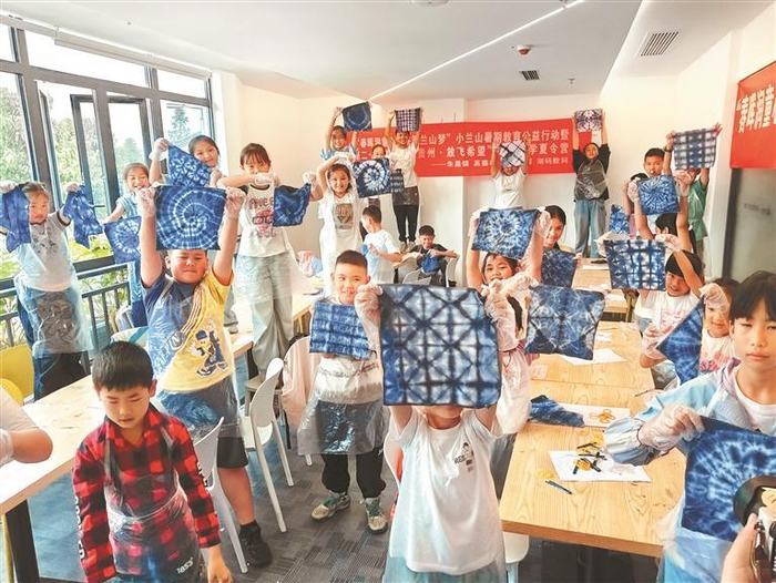除学科课程辅导外，高寨村暑期公益课堂还开展蜡染等手工课程。顾尚飞 摄