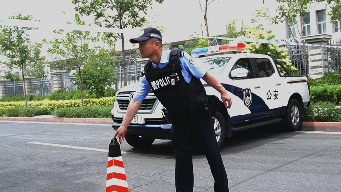 刘洪涛：六年坚守 做考场外最美守护者_新浪新闻