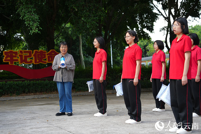 镜头里的守候丨“活着就要送考” 张桂梅十六年从未缺席_新浪新闻