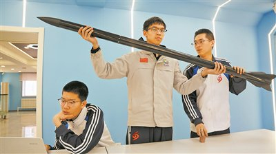 　　团队在省实验中学研讨。本报记者 纪天伟摄