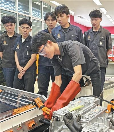  泰国学生在新能源汽车培训中心进行实操练习。记者 孙广勇摄