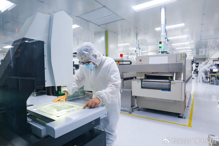 在河北鼎瓷电子科技有限公司生产车间，工作人员进行高性能陶瓷集成电路生产。张晓峰 摄