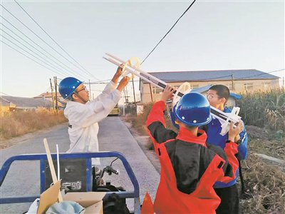 　　团队在进行相关科学验证。（图片由受访者提供）