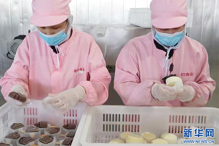 工作人员为成语文创雪糕脱模。新华网发 王超 摄