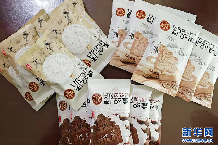成语文创雪糕包装设计充满文化气息。 新华网发 苑卉鑫 摄