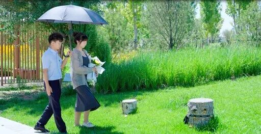 ▲宁夏银川市举办节地生态安葬仪式，倡导绿色文明祭扫。