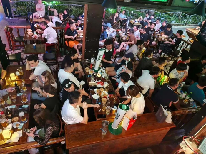 欧冠决赛夜的贝尼酒吧座无虚席