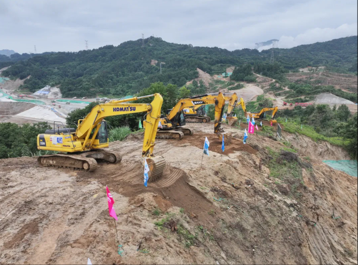 ▲ 6月8日10时许，三峡枢纽新通道揭顶开挖现场，挖掘机挖下三峡水运新通道工程第一铲土。摄影：陈臣