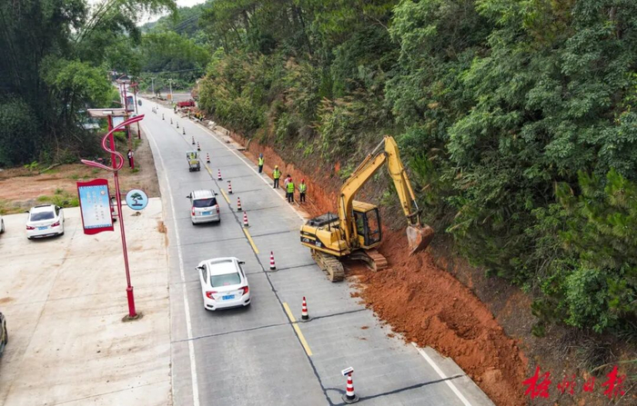 6月8日，在省道505线龙圩古凤村至新地路段，过往车辆有序通过路面改造工程施工现场（无人机照片）。李灿明 摄