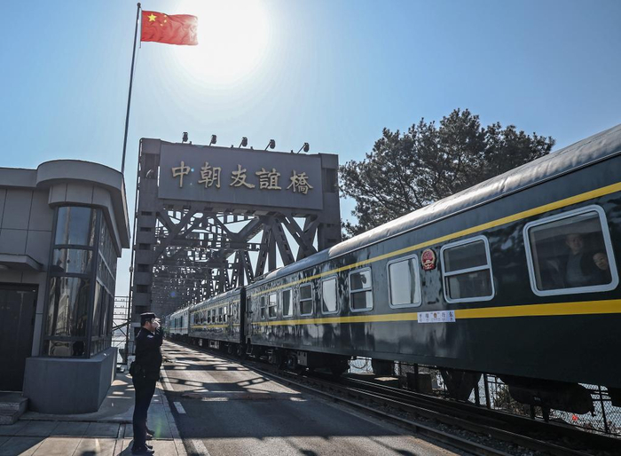 　　2026年3月12日，辽宁丹东至朝鲜平壤的95次列车通过中朝友谊桥。新华社记者潘昱龙摄
