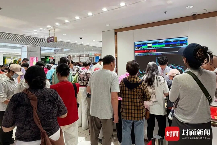 6月10日上午11时许，北京菜百门店的四楼投资金条柜台人头攒动，屏幕显示投资基础金价为911元/克。封面新闻记者 戴云 摄