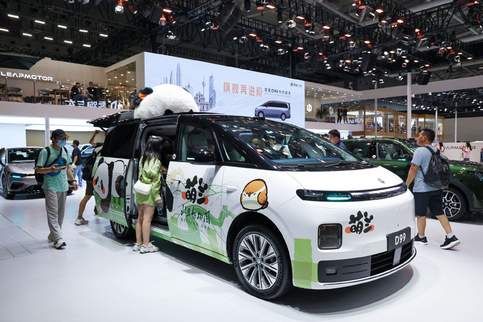 图为观众在粤港澳大湾区车展现场参观大熊猫主题新能源MPV。新华社记者　梁旭　摄