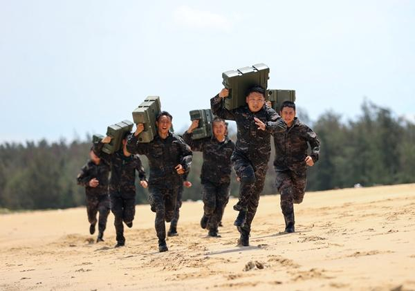 　　武警海南总队儋州支队组织官兵进行爆发力训练。王翔宇/摄