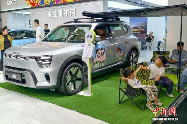 5月2日，2026天津国际汽车交易会迎来客流高峰。在smart展位，一款适合露营的新能源车吸引参观者。中新社记者 佟郁 摄