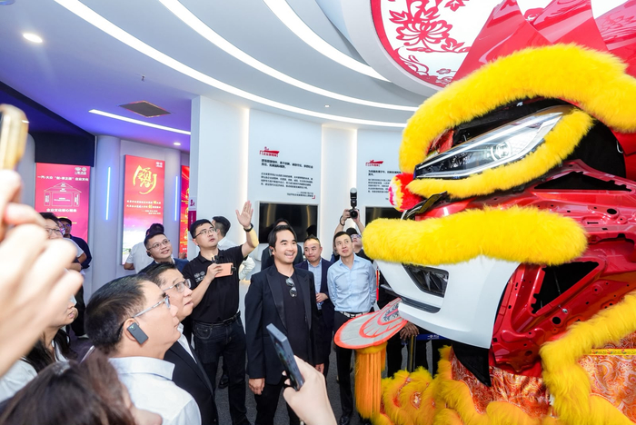 图三:总会职首及香港青年科创企业家考察团到访一汽-大众汽车华南基地