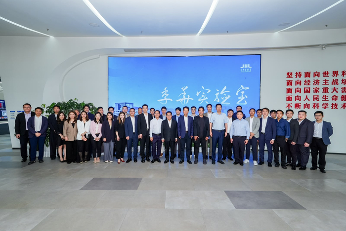 图二:总会职首及香港青年科创企业家考察团到訪季华实验室