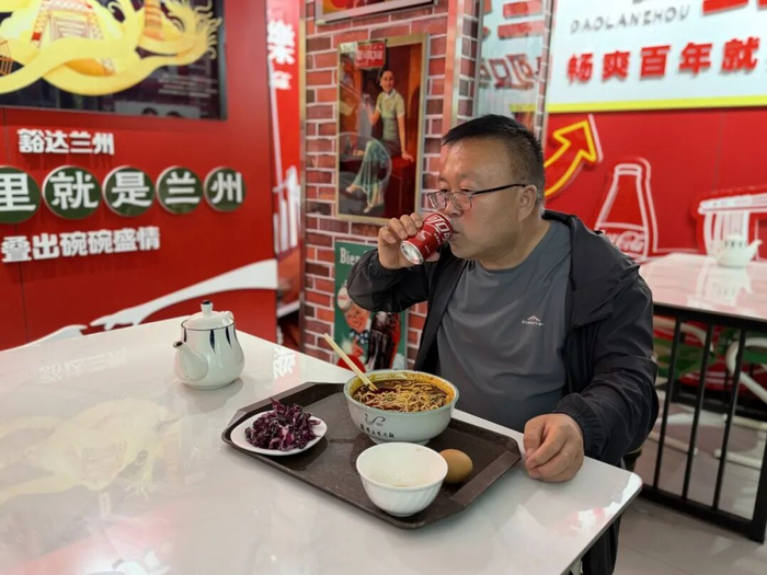 市民正在食用“牛肉面+可口可乐”套餐