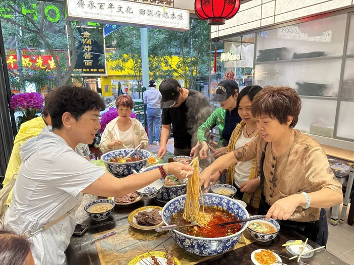 “超大碗牛肉拉面”需顾客自行用剪刀剪断拉面，沉浸式吃面备受游客好评