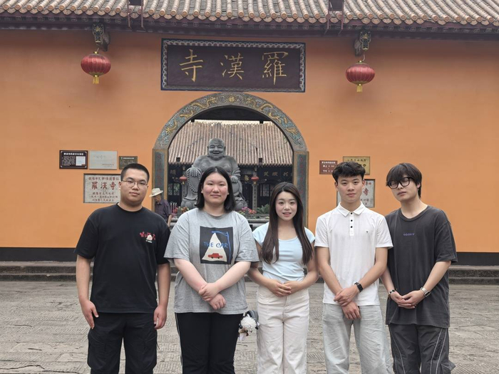 五名“罗汉娃”在罗汉寺门前（闫雯雯 摄）