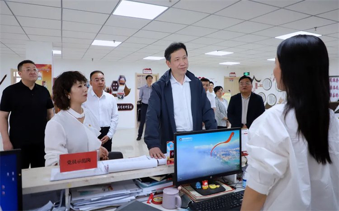 省委常委、省纪委书记、省监委主任靳国卫在临夏市南龙镇滨河社区调研民族团结进步创建工作。