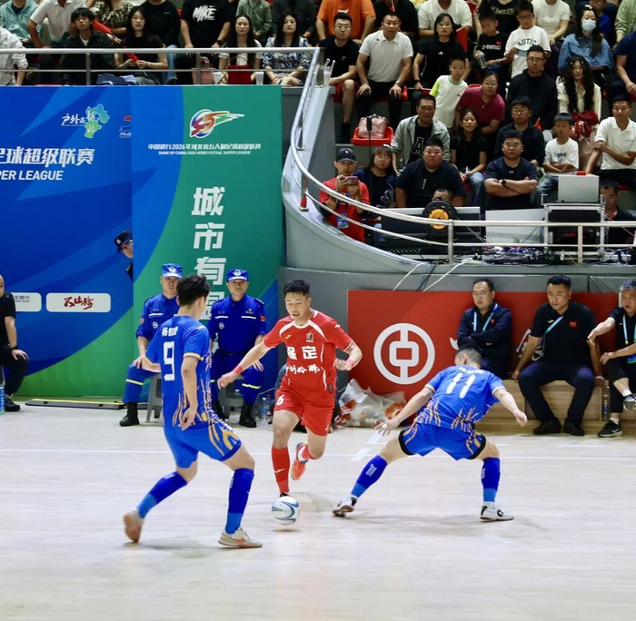 图为6月6日，2026年河北省五人制足球超级联赛第四轮比赛，保定队（红色球衣）主场对阵邯郸队比赛现场。王田明、曹云鹏摄
