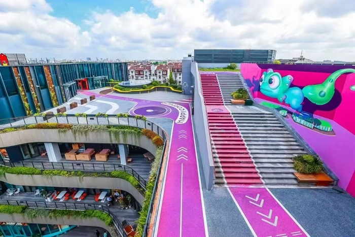 图为焕新后的上海百联西郊购物中心