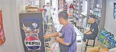 　　大博开冰箱拿饮料。（视频截图）