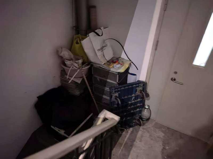 监督执法人员发现赵某某在疏散通道处堆放杂物。大兴消防供图