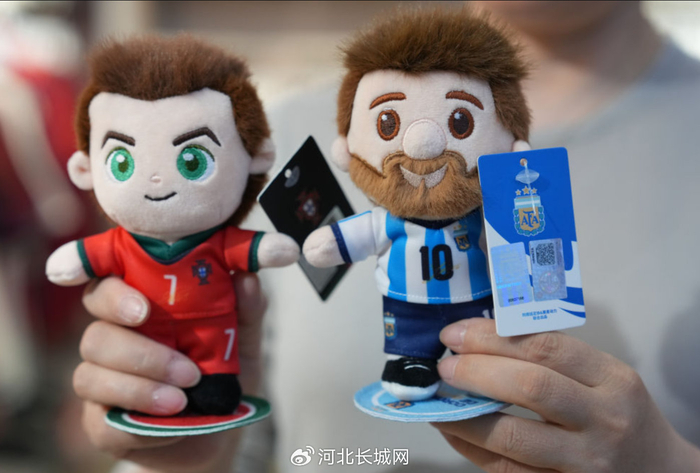 5月15日，义乌国际商贸城的一名商户展示获得授权生产销售的世界杯参赛球队周边产品。图片来源：新华社