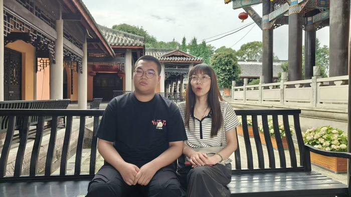 阳成宇和妈妈在一起（伍勇 摄）