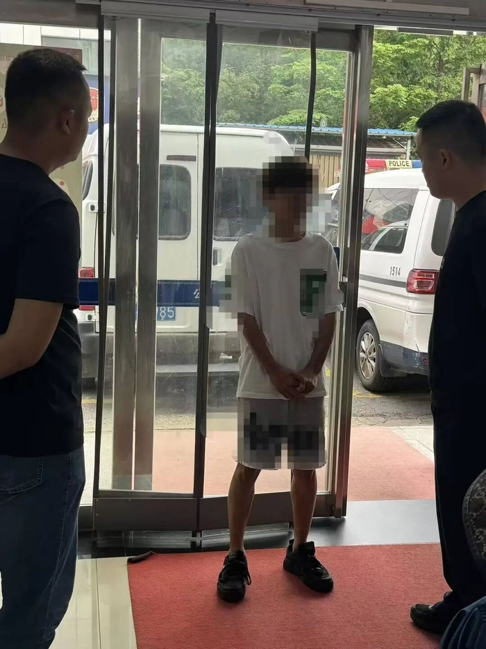 涉事男子已被警方带走调查。