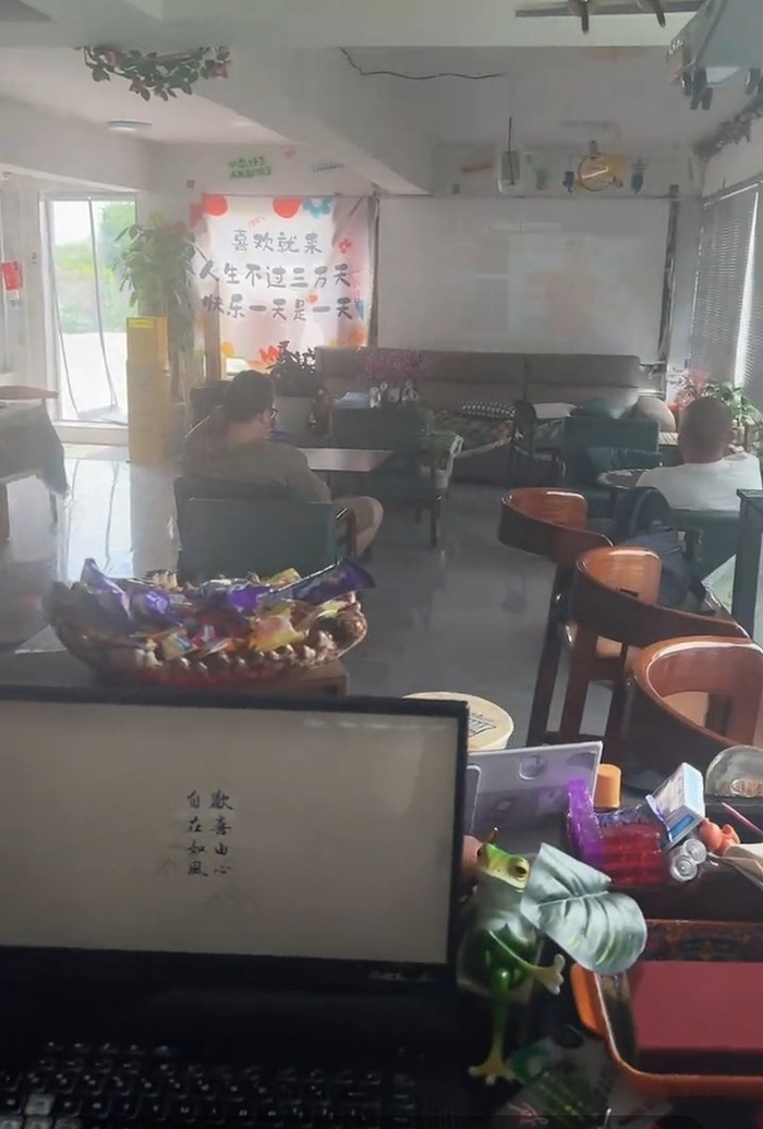 12日上午，店里来了2名顾客看球 （视频截图）